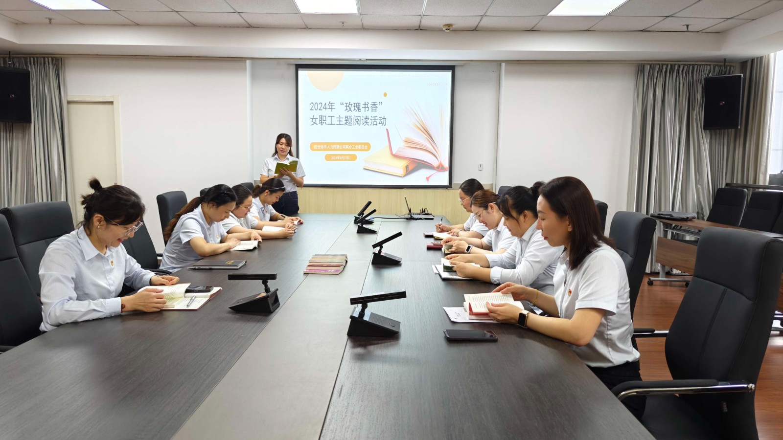 1725850741401760.jpg (人力资源公司)三组联袂,共绘巾帼书香画卷——市人力资源公司联合工会开展“玫瑰书香”女职工主题阅读活动.jpg